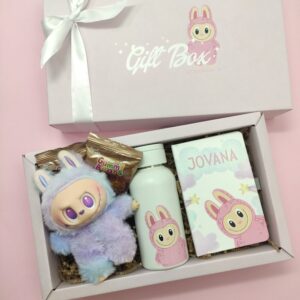 Monster poklon za decu u dekorativnoj kutiji 31×19,2×7 cm sa plišanom igračkom, termos bocom i personalizacijom