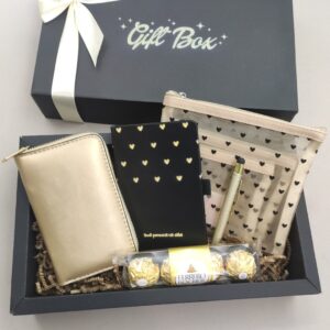 poklon kutija sa zlatnim novčanikom i torbicama sa srcima u braon kutiji