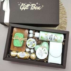 spa poklon set za opuštanje sa hedera vita kozmetikom i manikir setom u gift box kutiji