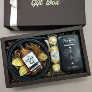 muški poklon set sa parfemom i kožnim kaišem STR8 Stock 84 i Ferrero Rocher u Gentleman poklon kutiji