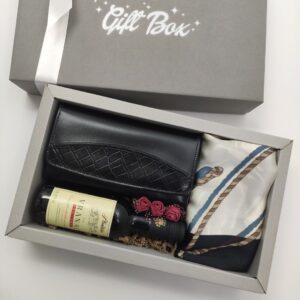 poklon kutija ženski kožni novčanik i marama sa crvenim vinom u sivoj kutiji