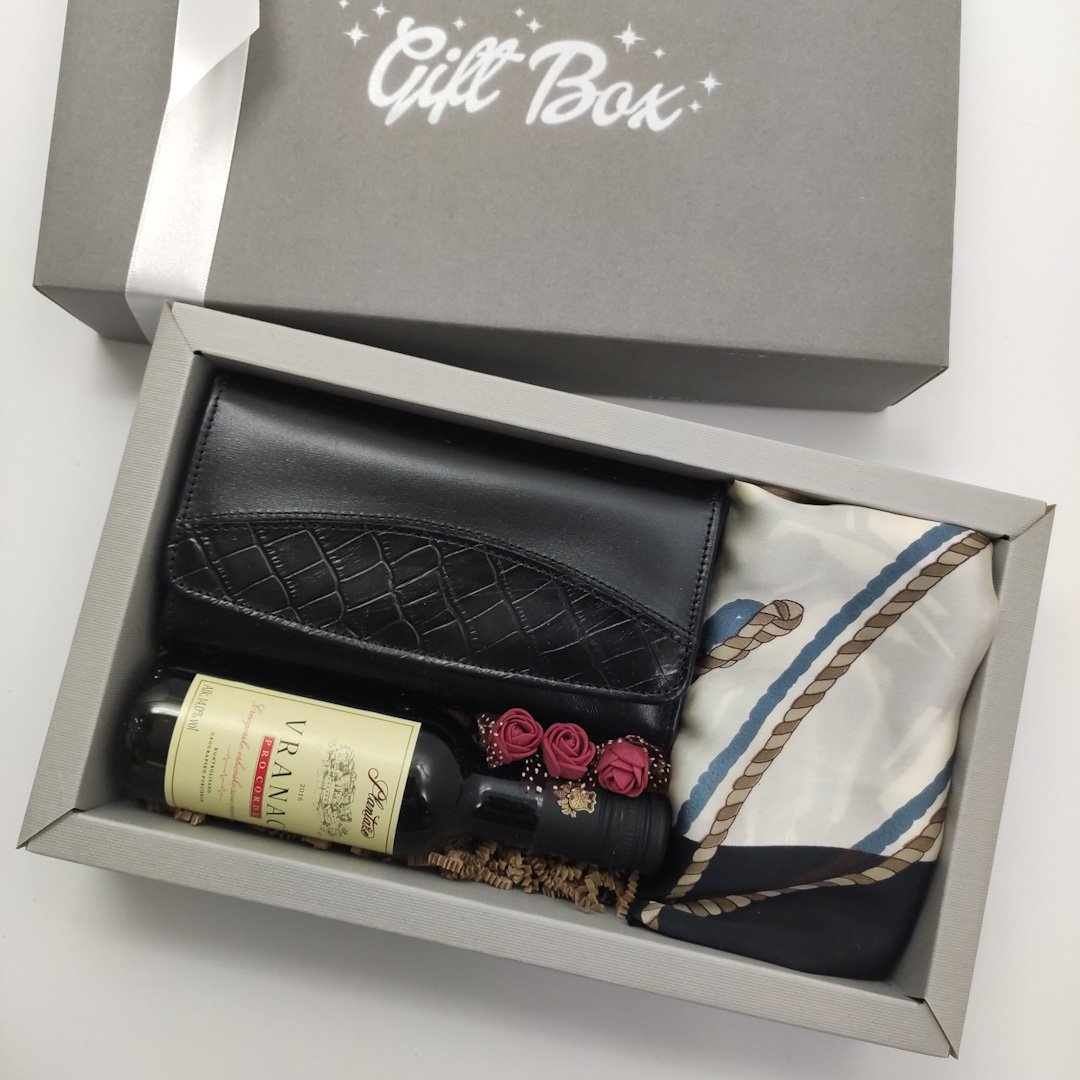 2023/06/LRM_20260116_17412328129.jpg poklon kutija ženski kožni novčanik i marama sa crvenim vinom u sivoj kutiji
