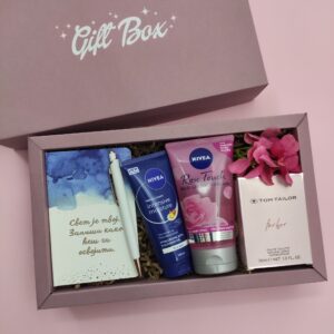 poklon kutija Nivea i Tom Tailor parfem u puder roze kutiji sa notesom