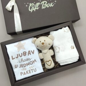 poklon za novorođenče sa baby body-em zvečkom i tetra pelenom u gift box kutiji