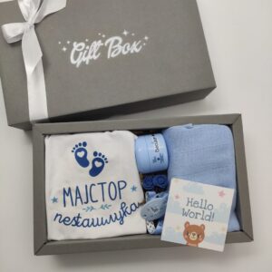 baby poklon set za dečaka sa body-em kremom i lancom za cuclu u gift box kutiji