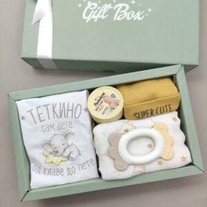 poklon za bebu od tetke sa body-em kapom i zvečkom u gift box kutiji