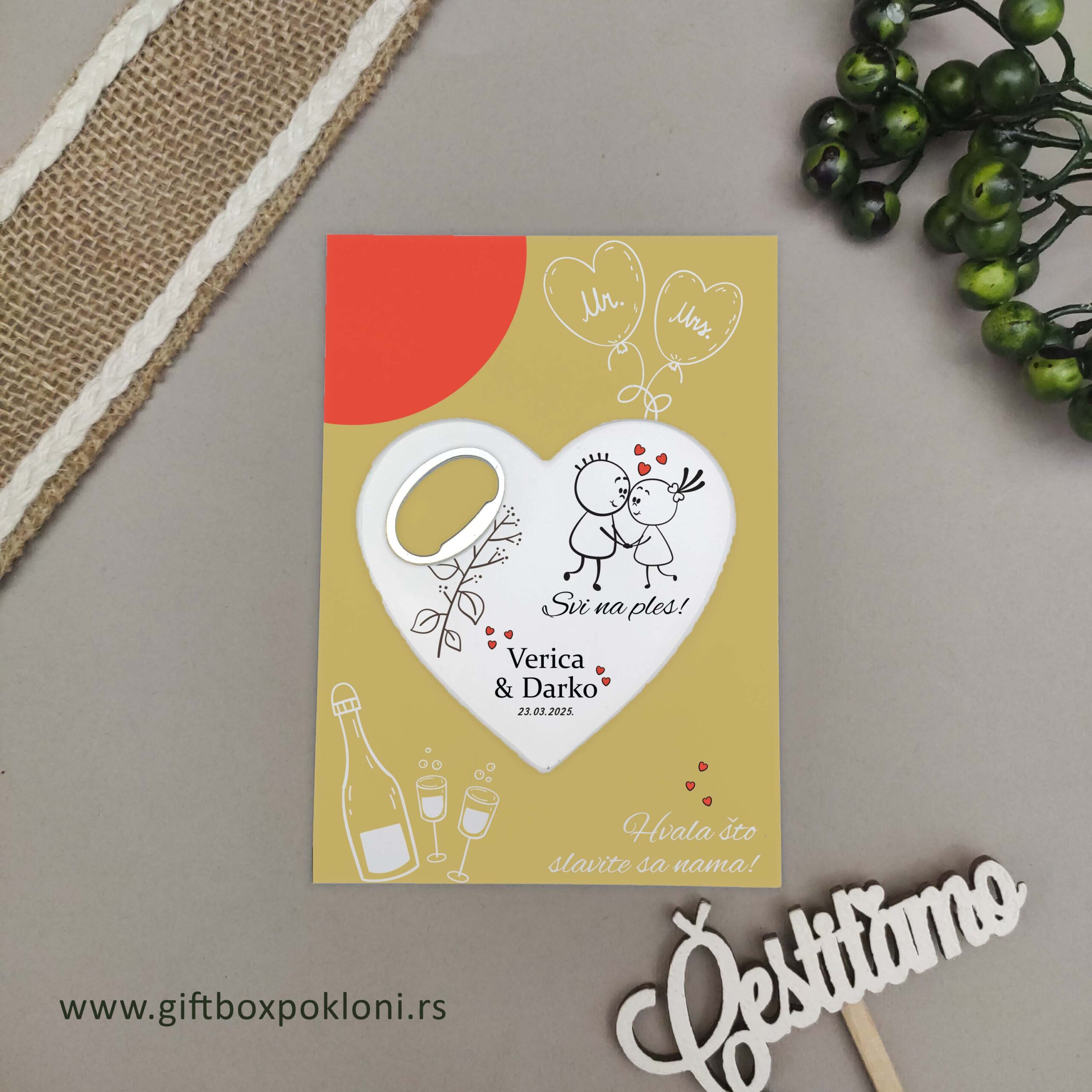 Svadbeni poklon SVPO-005-SR Šaljivi magnet sa otvaračem – poklon za goste na svadbi sa modernim dizajnom
