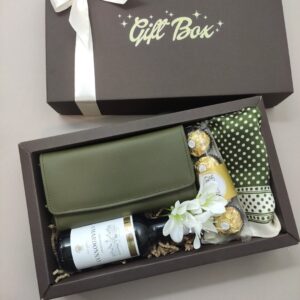 poklon kutija sa zenskim koznim novcanikom vinom i maramom u zelenim tonovima