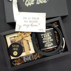 elegantan poklon set za kuma sa pljoskom viskijem i kaišem u crnoj kutiji